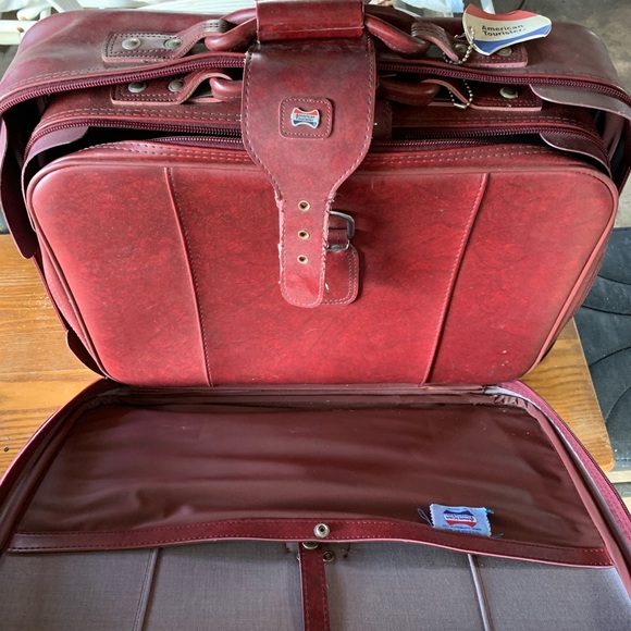 VINTAGE AMERICAN TOURISTER BURGUNDY LEATHER BAGS - Picture 4 of 8